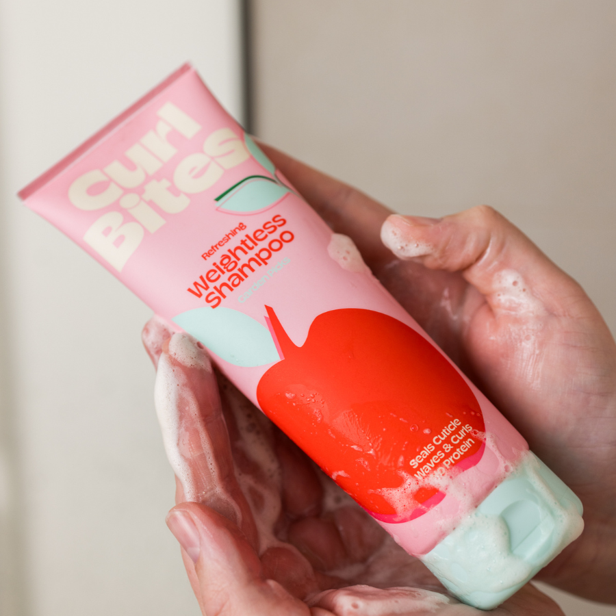 Icon eines Curl Bites Weightless Shampoo aus der Garden Picks Linie in schaumigen Händen gehalten.