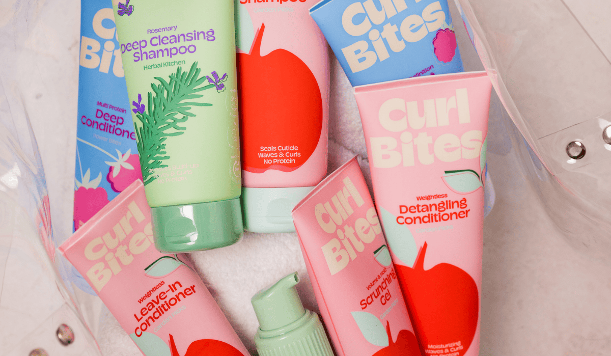 Verschiedene Curl Bites Haarpflegeprodukte in einer transparenten Tasche – symbolisiert die Produktauswahl für individuelle Lockenberatung.
